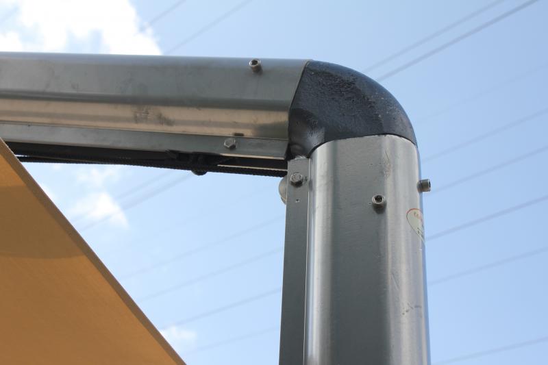 Diseño oval del poste y brazo